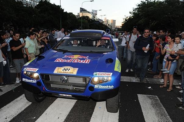 Begeisterung beim Start in Buenos Aires: Volkswagen Race Toureg startet zur Rallye Dakar. Foto: Auto-Reporter/Volkswagen-Motorsport